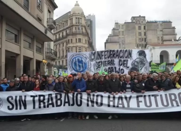 Kicillof, La Cámpora, el PJ y legisladores de UxP se suman a la marcha de la CGT