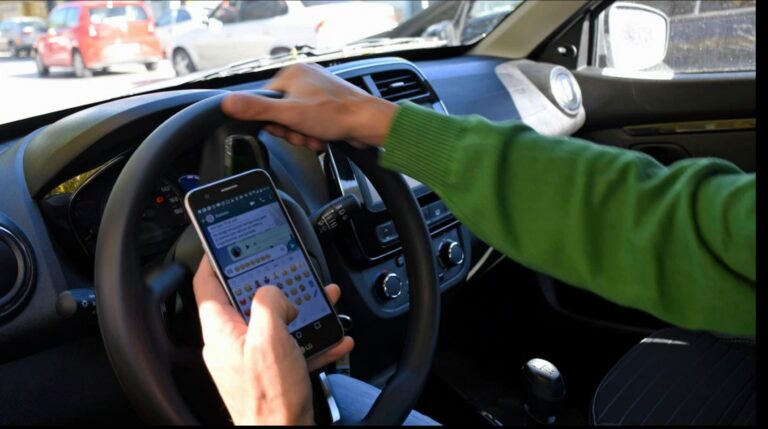 Indignación en Buenos Aires: hombre juega con el celular mientras conduce con su hija a bordo