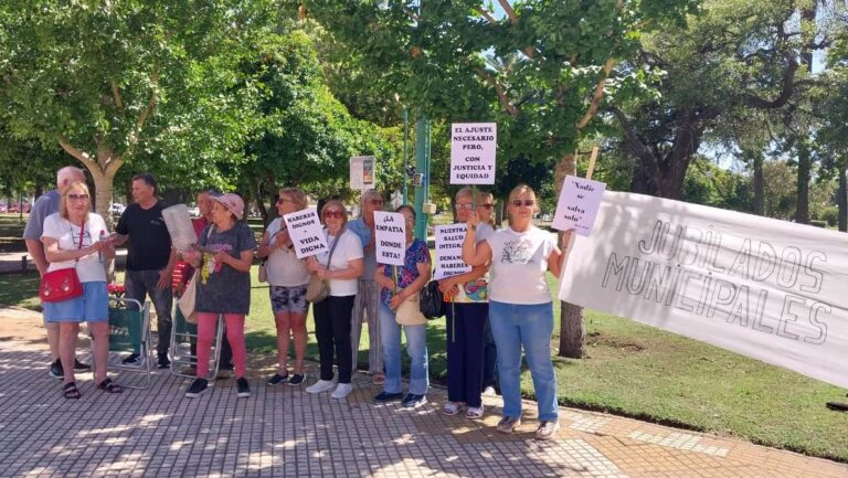 Jubilados municipales de la Provincia de Buenos Aires se movilizan por salarios dignos y mejores condiciones de vida