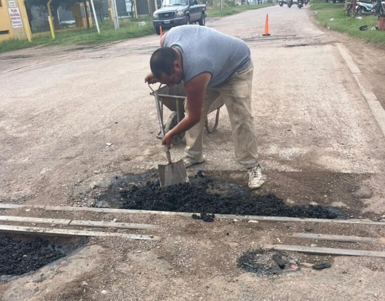 Distintas calles de la ciudad reciben tareas de reparación vial para mejor transitabilidad