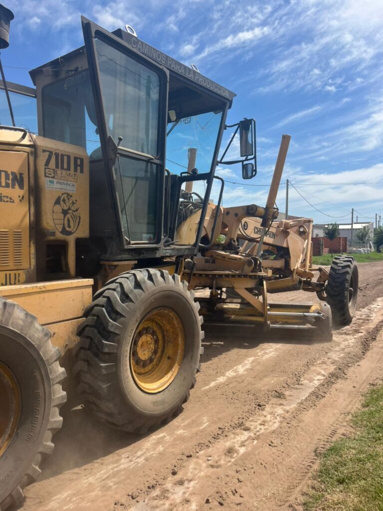 Trabajos de reparación y nivelación de calles en el barrio Intendente Walter Battistella
