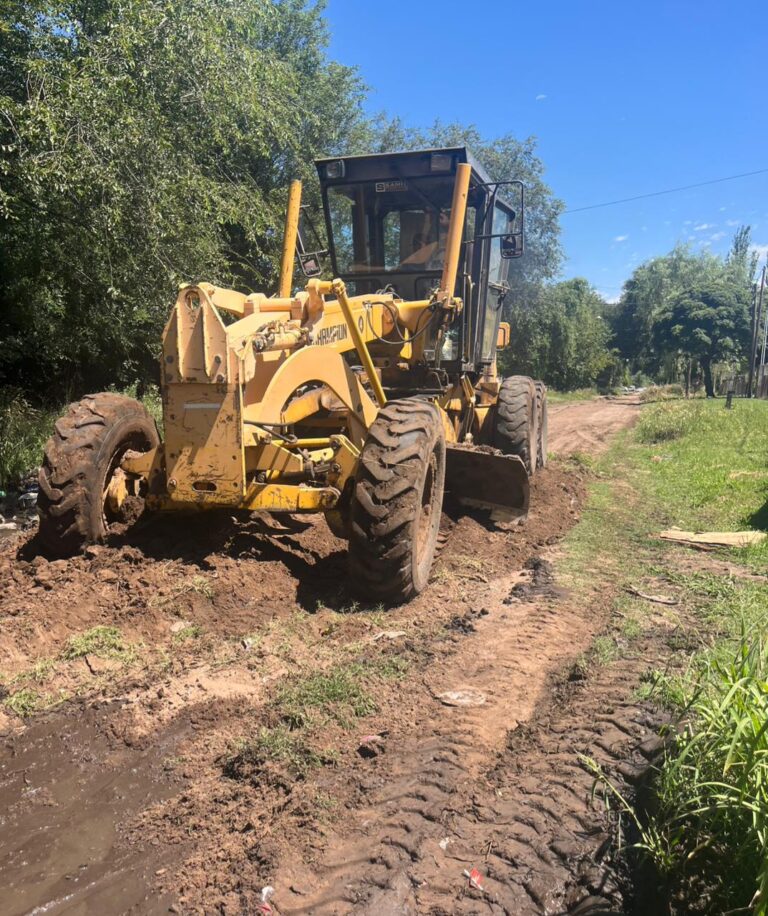 Se realizan trabajos de reparación de calles en Barrios Unidos
