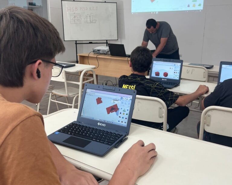 En el Centro San Cayetano avanza el curso gratuito de impresión 3D para niños y adolescentes