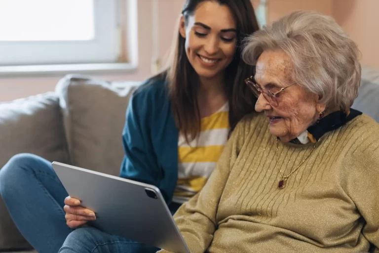 Adultos Mayores: Guardianes de un pasado vigente y navegantes de un Futuro Tecnológico incierto
