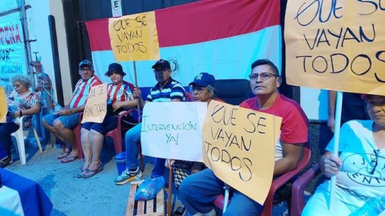 Un grupo de jubilados se encadenó frente al Congreso de la Nación