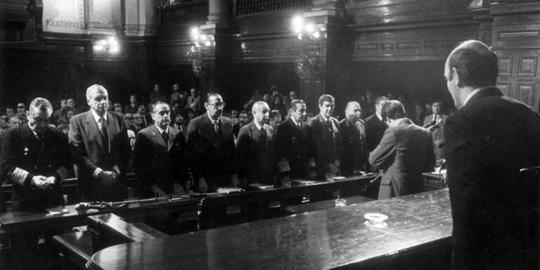 A 40 años del Juicio a las Juntas: el día en que la democracia comenzaba un nuevo período institucional en argentina