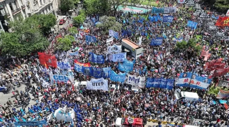 Masiva marcha de la CGT en Plaza de Mayo contra la flexibilización laboral: “No podemos entregar nuestros derechos”