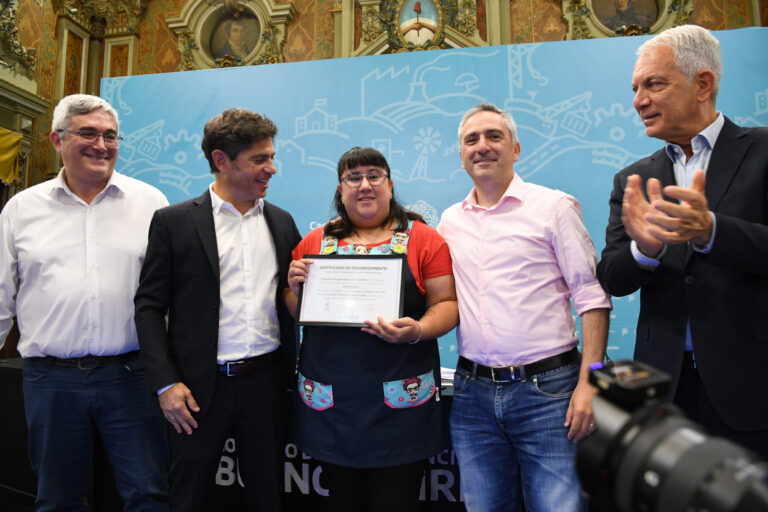 Kicillof y Rodríguez entregaron el Certificado Nº 20.000 de Manipulación de Alimentos para el Servicio Alimentario Escolar