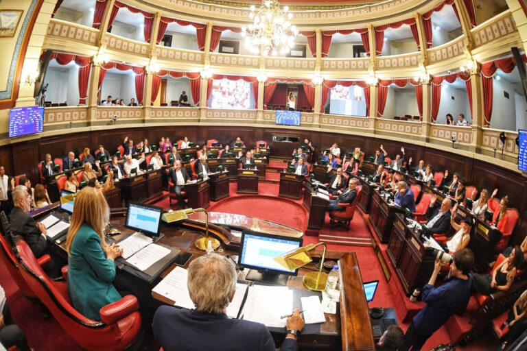 El Senado bonaerense sancionó la Ley de Financiamiento que beneficia a los municipios y contempla un endeudamiento