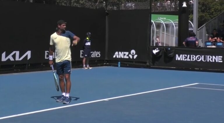 Mariano Navone debutó en el Abierto de Australia 2026 y fue eliminado en la primera ronda