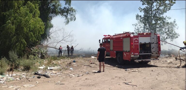 Dos autobombas trabajan para controlar un incendio en el basural