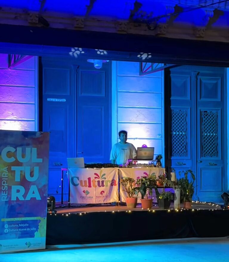 Un evento recreativo al aire libre convocó a la comunidad a disfrutar del atardecer con buena música y ambiente distendido