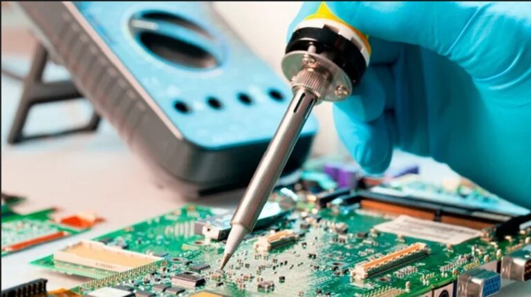 Día Internacional del Técnico Electrónico: Celebrando a los profesionales que mantienen nuestra tecnología en funcionamiento