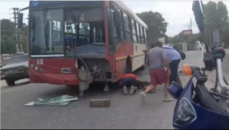 Viajaban en moto sin casco: un hombre, su hija y su nieto de 3 meses mueren al chocar contra un colectivo