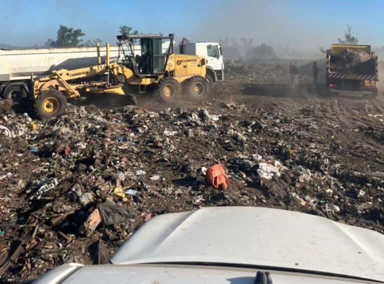 Se intensifican los trabajos para mitigar la presencia de humo en el basural