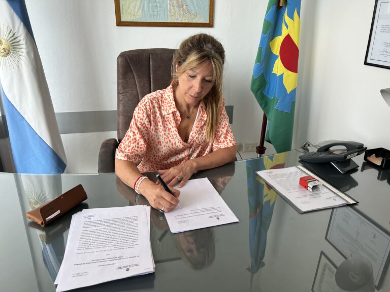Buscan poner límites al acoso por deudas y ampliar derechos para familias endeudadas
