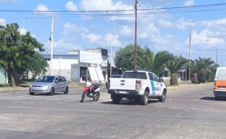 Dos motos chocaron en la esquina de las Avdas Mitre y Agustín Álvarez