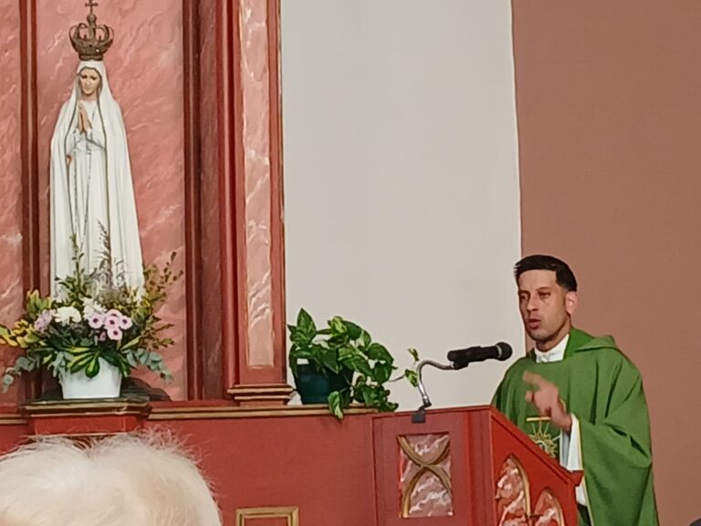 “Ser sal y luz en el mundo”: el mensaje central del padre Juan Miguel Carreras en la misa de Fátima