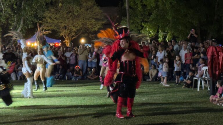 Valdez vivió una multitudinaria noche de carnaval con más de mil personas