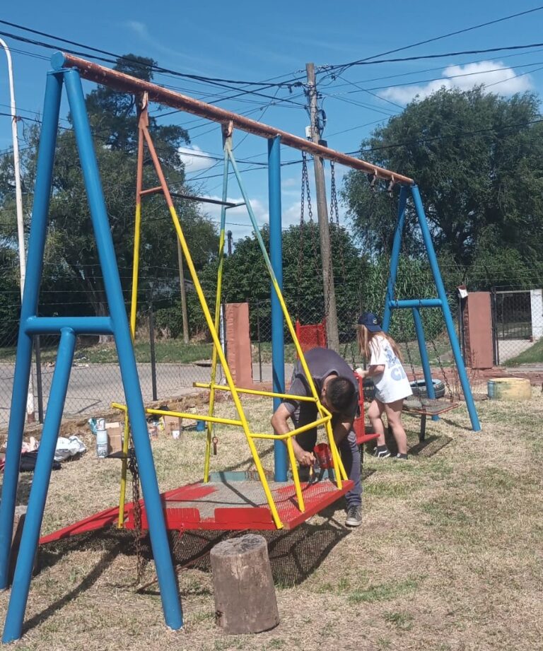 Escuela Especial 501 puso en valor los juegos de su plaza en una gesta de amor y educación