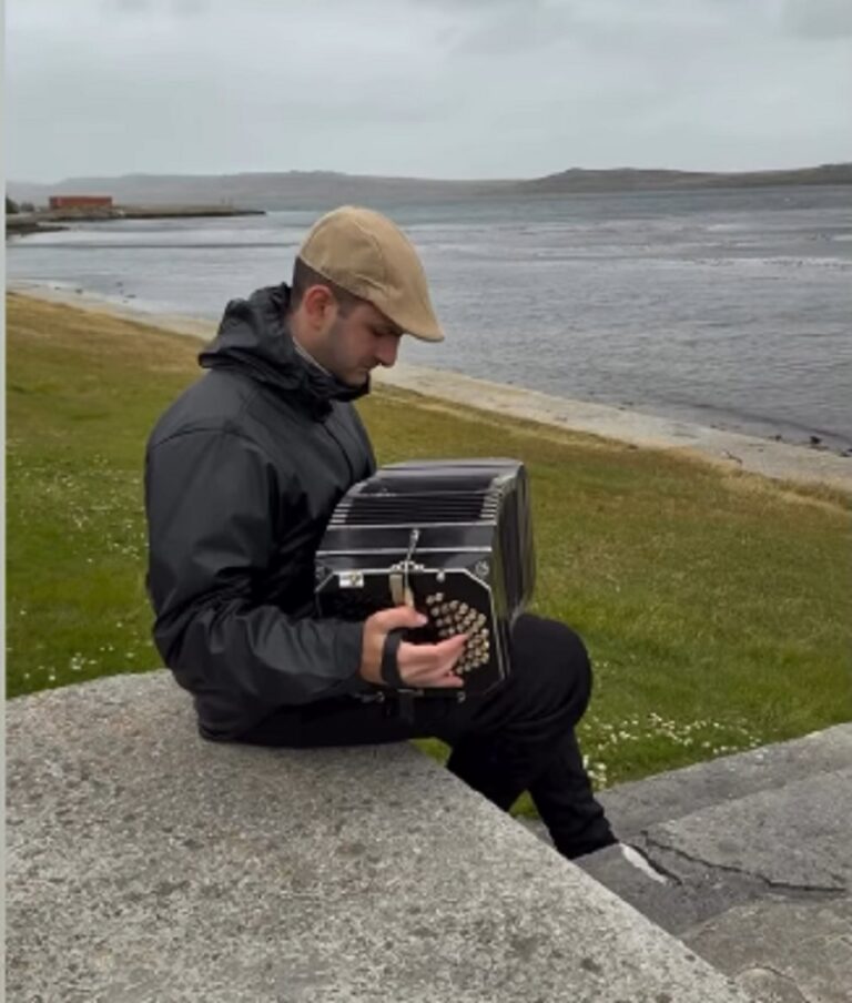 Músico argentino tocó el Himno Nacional en las Islas Malvinas: un homenaje con bandoneón en Puerto Argentino