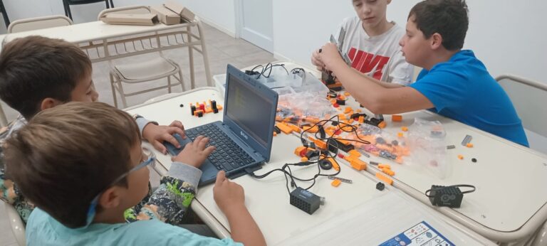 Avanza un Taller de Programación y Robótica para niños y adolecentes