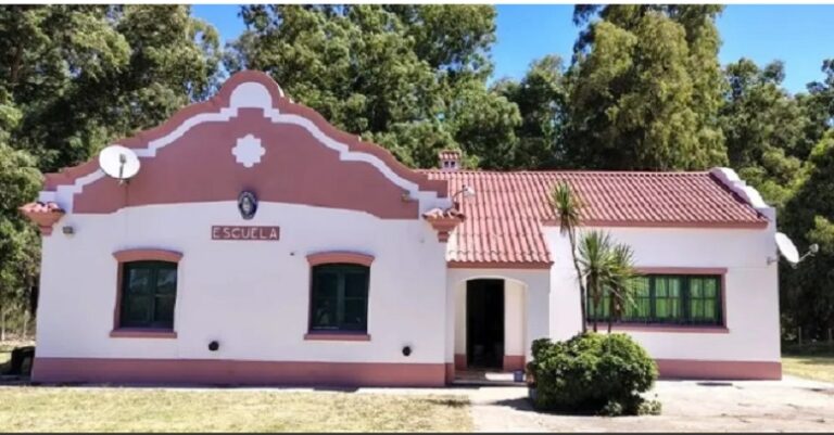 Presos y agentes penitenciarios reacondicionan una escuela rural del distrito de Azul