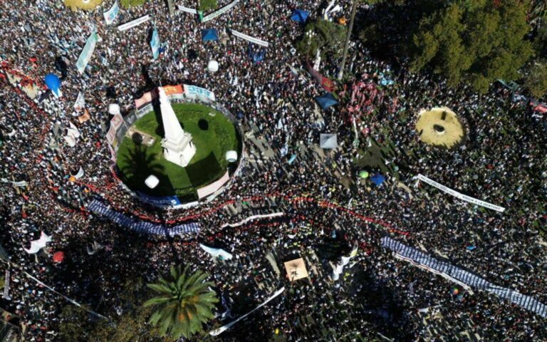 A 50 años del golpe militar, una multitud vuelve a las calles en Argentina por memoria, verdad y justicia