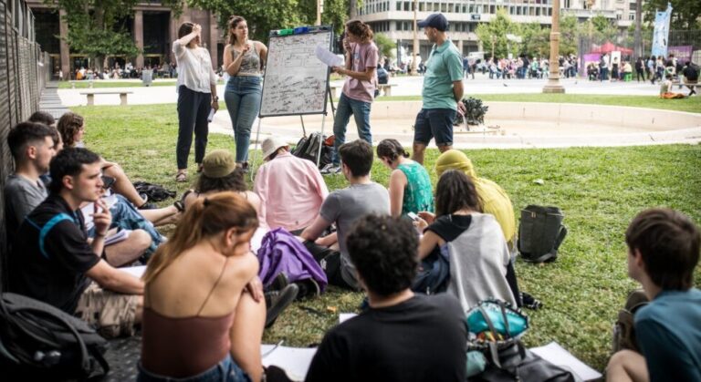 Docentes bonaerenses convocan a una clase pública frente a la Gobernación en reclamo salarial