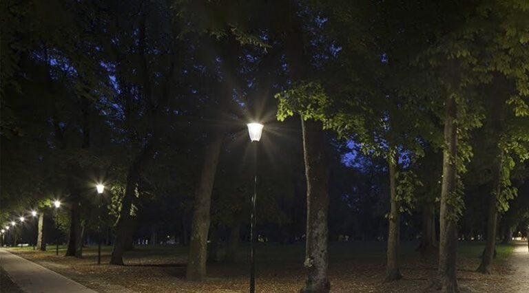 Se piden luminarias y que se hagan mejoras en los juegos infantiles en la plaza Jesús Blanco