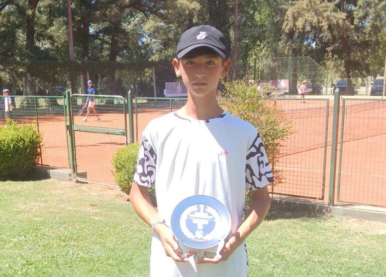 Valentino Rossi, la nueva promesa del tenis de Nueve de Julio, conquista el Abierto de Chivilcoy