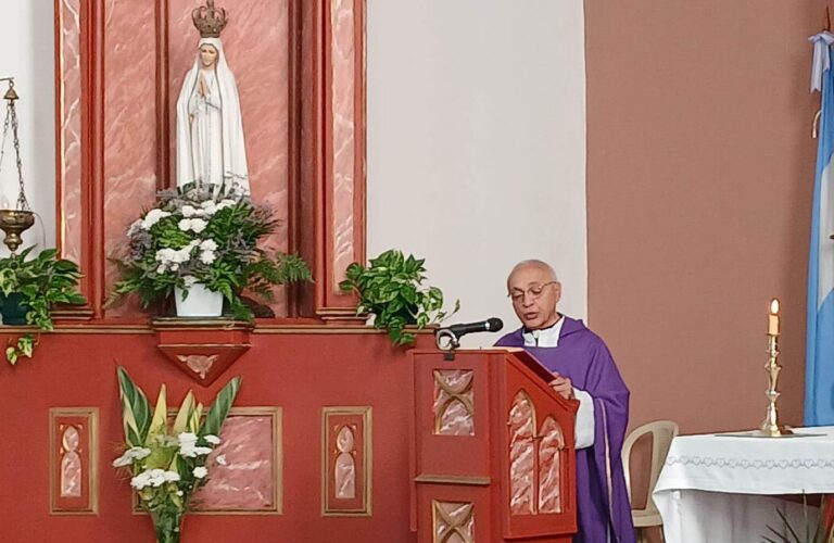 “Jesús es la luz del mundo: al encontrarlo, todo cambia”, afirmó el Padre Adolfo Petti en la Misa desde el Santuario de Fátima