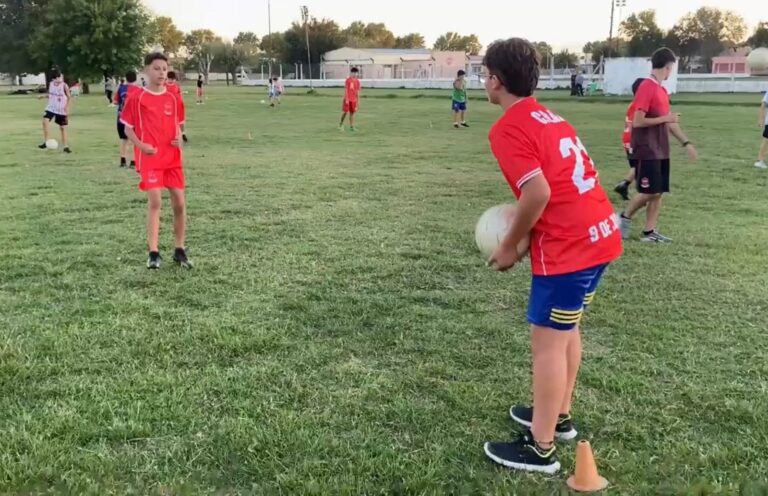 El Club y Biblioteca Agustín Álvarez entregó indumentaria oficial a las divisiones inferiores