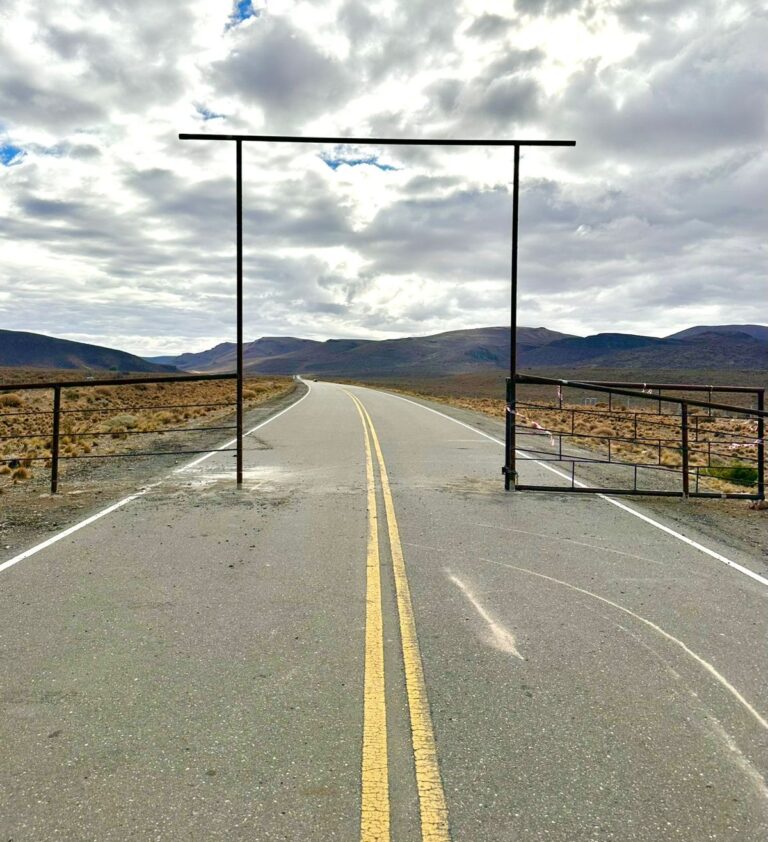 Un norteamericano corta la Ruta Provincial 12 en Chubut: un conflicto que paraliza familias y pone en jaque la propiedad pública