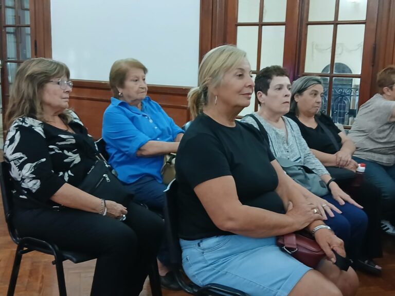 Jubilados municipales reclaman actualización urgente de haberes tras modificación aprobada en el Concejo