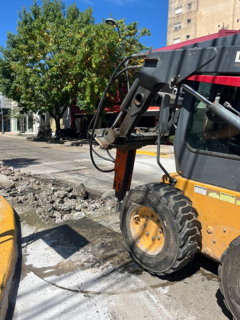 Avanzan las reparaciones de las calles pavimentadas: ahora en el cruce de Robbio y Mitre