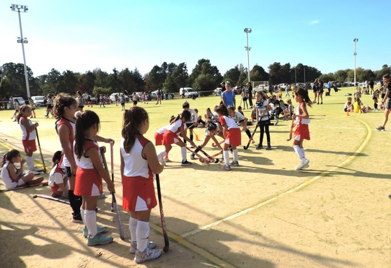 Comienzan las clases de hockey en el Club Atlético