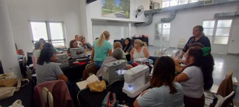 Talleres gratuitos de costura y manejo de máquinas de coser arrancan con gran convocatoria