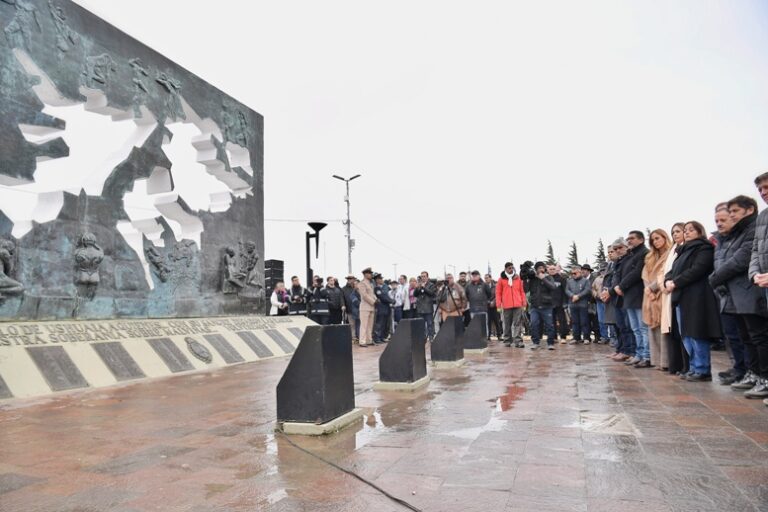 Kicillof homenajeó a los veteranos y caídos en Malvinas en Ushuaia y recorrió localidades fueguinas