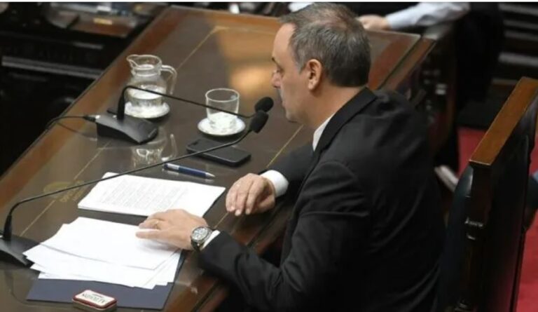 Manuel Adorni en el Congreso: política, costumbres y el cambio de época argentino