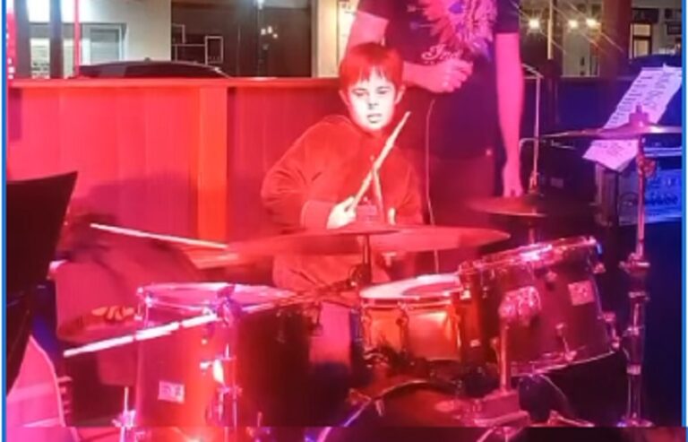 Destacada presentación musical con talento de 7 años en un bar nuevejuliense