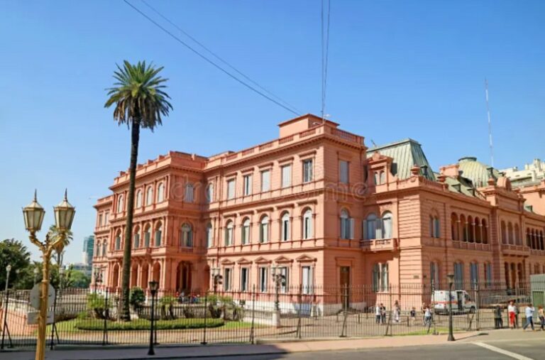El Gobierno prohíbe el ingreso de la prensa acreditada a la Casa Rosada por presunto espionaje