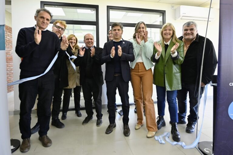 Kicillof defendió las tasas municipales, cuestionó a Milei y lanzó una chicana por los viajes de Adorni