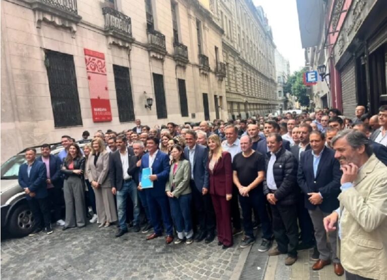Intendentes bonaerenses marchan a Capital Humano para pedir los fondos de asistencia alimentaria
