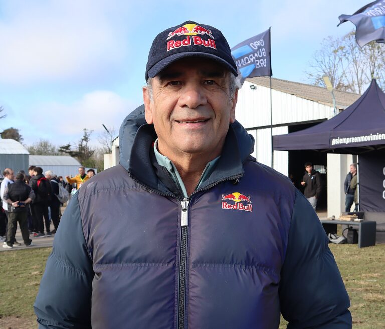 Jorge Malatini, vecino de Carlos Casares, celebra 50 años de vuelo llevando su talento y ciudad a los cielos del mundo
