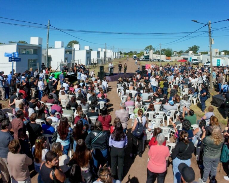 Axel Kicillof y Salvador Serenal entregaron 38 viviendas en el barrio “Eduardo Mango” de Lincoln