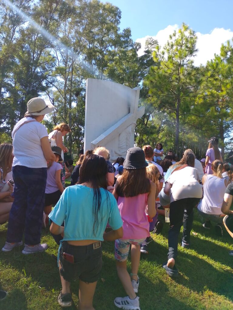 Viernes Santo: emotivo Vía Crucis con niños en el Paseo La Trocha