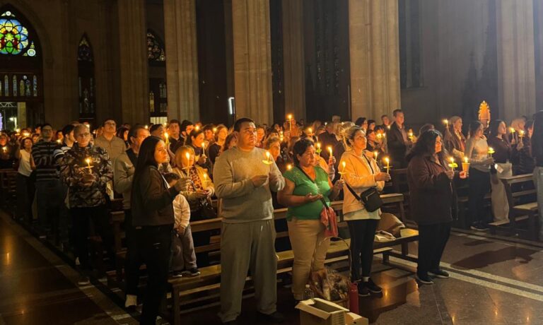 “La luz de Cristo resucitado ilumina la esperanza de la humanidad”, afirmó Mons. Gustavo Carrara en la Vigilia Pascual