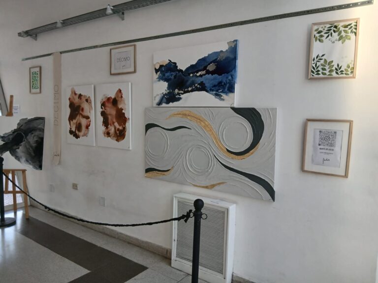 Arte en movimiento: Julia Abraciano expone sus obras en la Terminal de Ómnibus