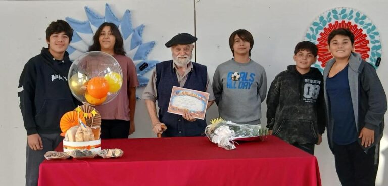Alumnos de la Escuela Técnica N° 2 reconocieron a Roberto Castro por su compromiso educativo